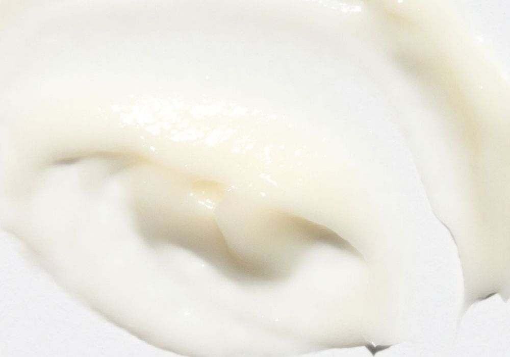 Scar Esthetique có chất kem lỏng, màu trắng ngà, dễ dàng thẩm thấu